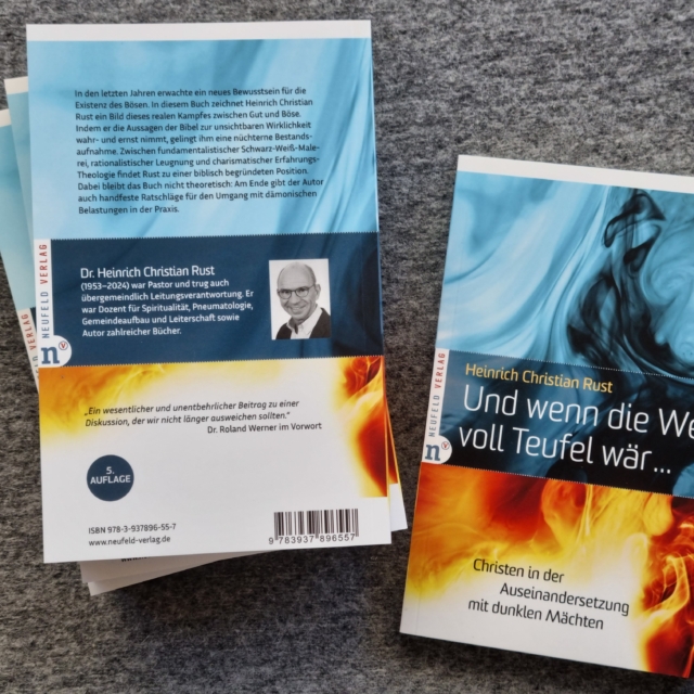 Wie können Christen mit dem Wirken des Bösen umgehen? Gibt es dämonische Mächte wirklich – und was sagt die Bibel über geistlichen Kampf, Versuchung und Befreiung?

In seinem Buch "Und wenn die Welt voll Teufel wär ..." geht Heinrich Christian Rust diesen Fragen fundiert, ausgewogen und seelsorgerlich nach. 

Er nimmt die Aussagen der Bibel über die unsichtbare Wirklichkeit ernst und zeigt, wie Christen dunklen Mächten begegnen können, ohne in Angst, Sensationslust oder Extrempositionen zu verfallen.

Genau diese Mischung schätzen wir bei Heiner Rust als Autor. 

Seit kurzem liegt sein Buch in der 5. Auflage vor. Der Titel entstammt Martin Luthers Lied "Ein feste Burg ist unser Gott" ...

#neufeldverlag