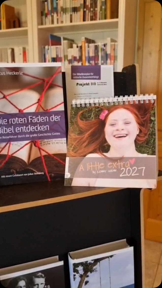 📚🍂 Unser Herbstprogramm ist da!

Fünf Neuerscheinungen, fünf besondere Bücher – frisch aus der Druckerei und voller Inspiration.

*Die Brille der Dankbarkeit
*Im Windschatten von Jesus
*Die roten Fäden der Bibel entdecken
*Verborgene Schätze
*Kalender A little extra 2027

https://www.neufeld-verlag.de/shop/

Welches Buch spricht euch auf den ersten Blick am meisten an? 💛

#NeufeldVerlag #Herbstprogramm #Neuerscheinung #Bücher #Lesefreude #Druckfrisch #Buchliebe #Kalender2027