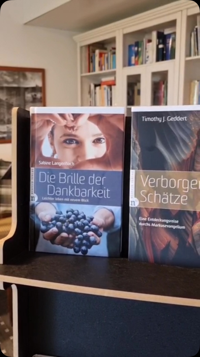 🍁🍃Unser Herbstprogramm ist da!

Fünf Neuerscheinungen, fünf besondere Bücher – frisch aus der Druckerei und voller Inspiration.

*Die Brille der Dankbarkeit
*Im Windschatten von Jesus
*Die roten Fäden der Bibel entdecken
*Verborgene Schätze
*Kalender A little extra 2027

https://www.neufeld-verlag.de/shop/

Welches Buch spricht euch auf den ersten Blick am meisten an? 💛

#NeufeldVerlag #Herbstprogramm #Neuerscheinung #Bücher #Lesefreude