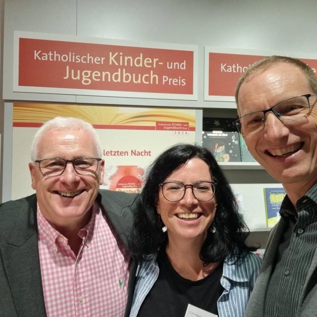 Dankbar für viele Begegnungen und noch mehr Eindrücke auf der Frankfurter Buchmesse. Nette Kolleginnen und Kollegen, starke Initiativen, tolle Messestände - und natürlich immer jede Menge Bücher, Bücher und: noch mehr Bücher!

@die.doro @scmshop.de @bibelgesellschaft @franckebuch @brunnen_giessen @fontisverlag @cpigermany @rigatio @michaelsbund @neukirchenerverlag

#neufeldverlag #fbm #buchliebe