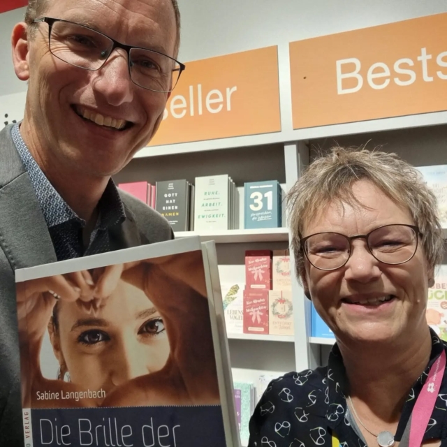 Und wieder ein Messetag mit wunderbaren Begegnungen und überraschenden Entdeckungen.

@diedankbarkeitsbotschafterin
@projektb18
@dominik.klenk
@fontisverlag
@patmos_spiritualitaet
@flossenbuerg_memorial

Danke an das grandiose Team vom ökumenischen Gemeinschaftsstand (Halle 3.0 G65-68)!

#neufeldverlag #fbm #buchliebhaber